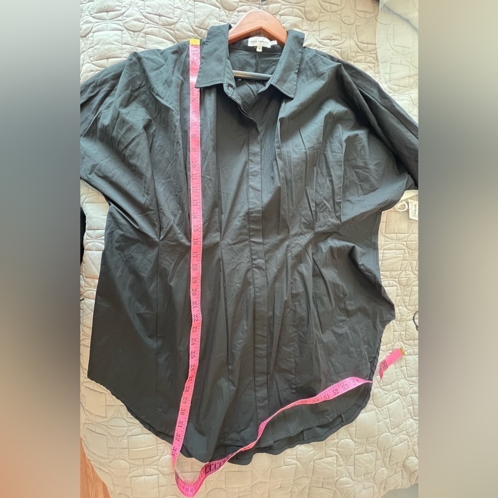 GOOD AMERICAN Darted Stretch Poplin Button-up Shirt In Black - Picture 10 of 16